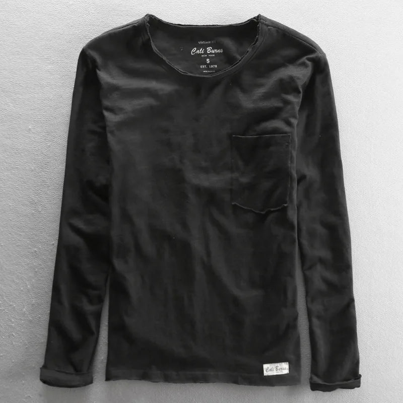 T-shirt vintage manches longues en coton noir, col rond et coupe décontractée, présentation à plat.