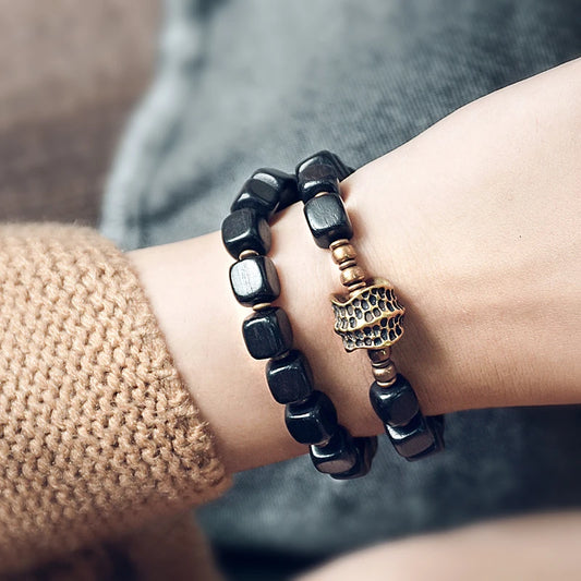 Bracelet Double Rang Ébène et Breloque en Cuivre Martelé Vieilli – Classique Homme et Femme