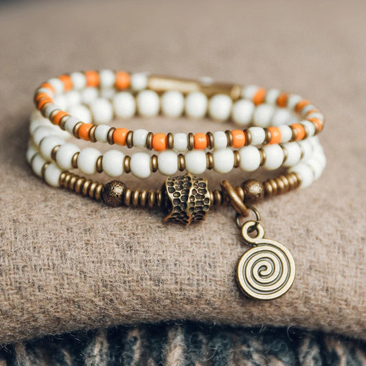 Bracelet Tibétain Multirang Os de Yak et Verre de Murano – Breloque en Laiton Martelé