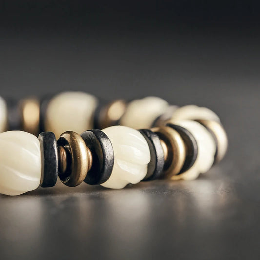 Bracelet de Prière Os Blanc Gravé et Intercalaires en Ébène – Œil Tibétain Protecteur