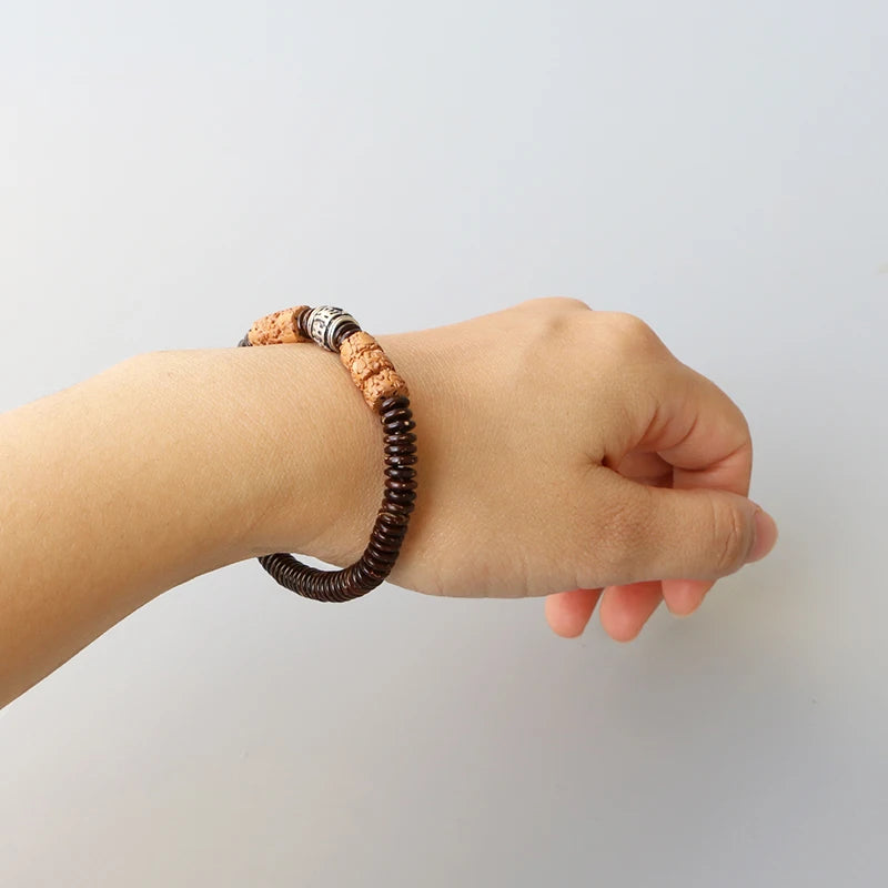 Bracelet Graines de Rudraksha et Noix de Coco – Bijou de Méditation et Yoga