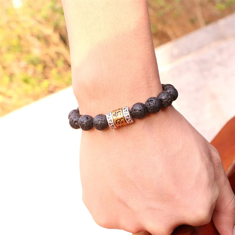 Bracelet Pierre de Lave 10 mm et Breloque Mantra Om Mani Padme Hum – Pour Homme