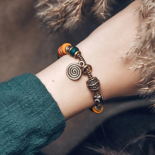 Bracelet Pierre Bleu Azur et Verre Coloré – Œil Protecteur et Breloque en Cuivre Martelé