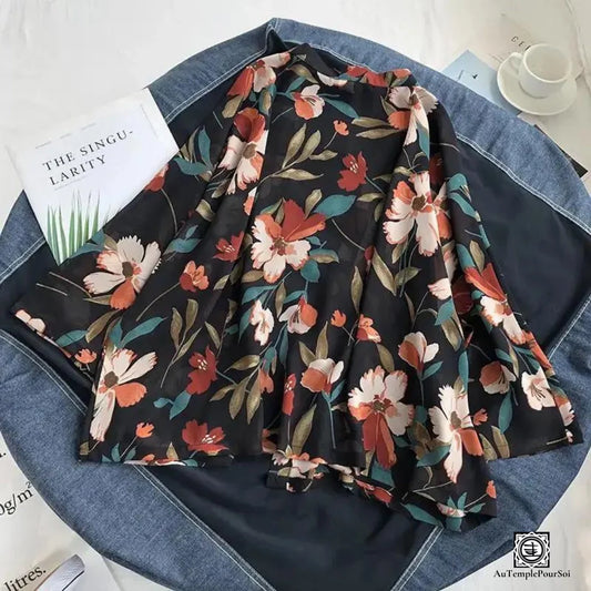 Kimono noir avec motifs floraux colorés pour une touche d'élégance traditionnelle japonaise. Parfait pour une tenue décontractée ou formelle