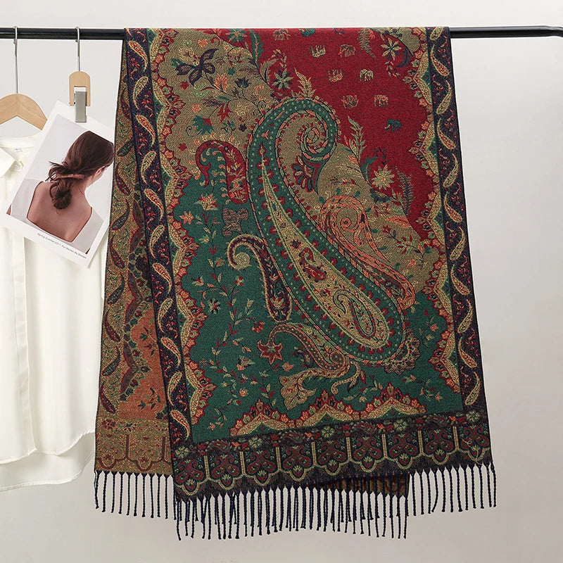 Détail du tissage jacquard d'une écharpe paisley multicolore suspendue, mettant en avant la finesse des motifs cachemire.