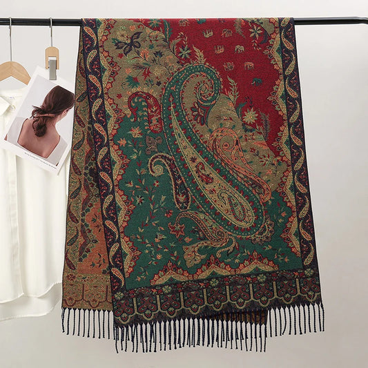 Détail du tissage jacquard d'une écharpe paisley multicolore suspendue, mettant en avant la finesse des motifs cachemire.