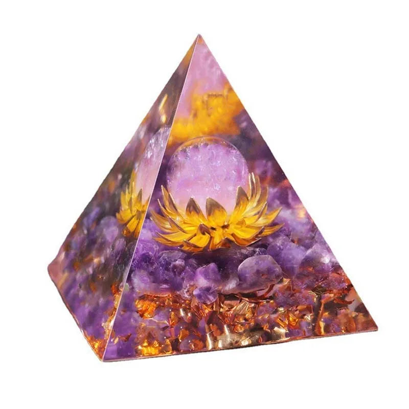 Détail des couches de pierres naturelles et de feuilles d'or à la base d'une pyramide d'orgonite de méditation.