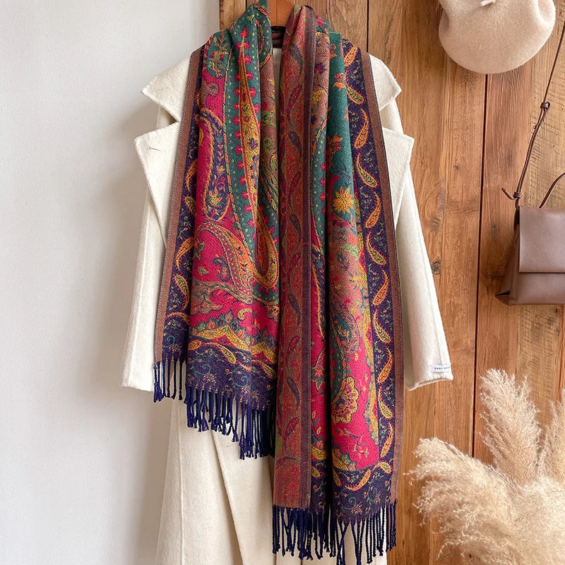 Châle ethnique enveloppant porté sur un manteau blanc mettant en valeur le tissage jacquard détaillé
