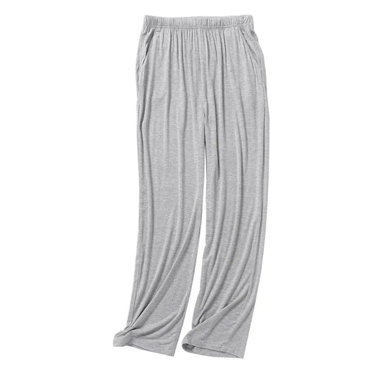 Vue détaillée d'un pantalon de maison gris clair en modal fluide montrant la souplesse du tissu et la taille.