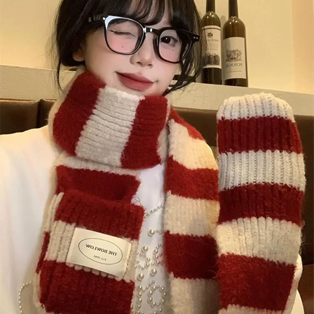 Femme portant l'écharpe en maille à rayures rouges et blanches style cocooning
