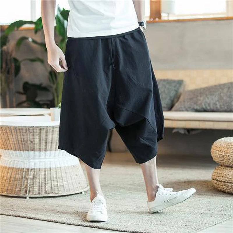 Pantalon court type harem noir pour homme en fibres naturelles, vue de la coupe ample et fluide