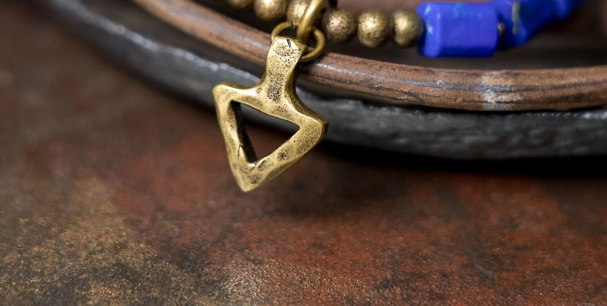 Bracelet Lapis Lazuli et Laiton avec Pendentif Triangle – Fait Main