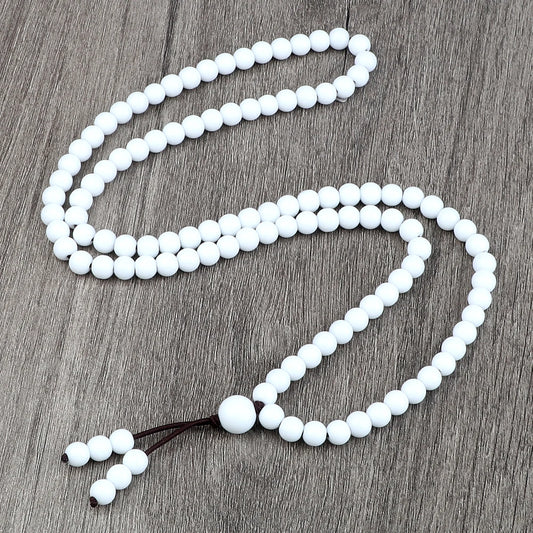 Mala bouddhiste traditionnel en perles blanches mates pour la pratique de la méditation.