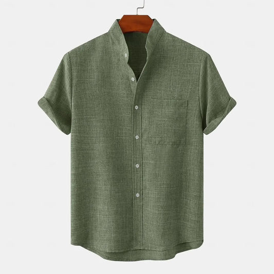 Détail du col et du boutonnage d'une chemise naturelle en lin vert pour homme