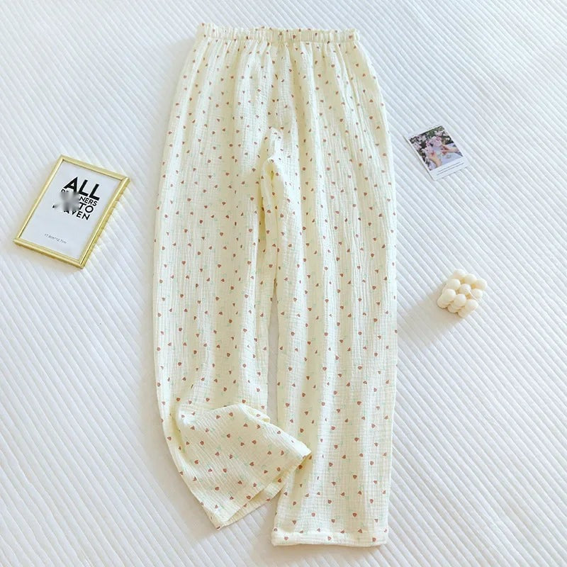 Bas de pyjama japonais en coton gaufré blanc avec petits motifs floraux rouges et verts délicats.