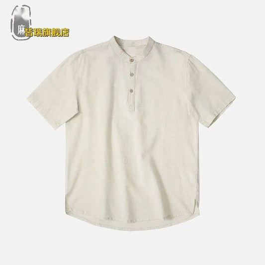 Vue de face d'une chemise à manches courtes beige sable au design minimaliste et épuré
