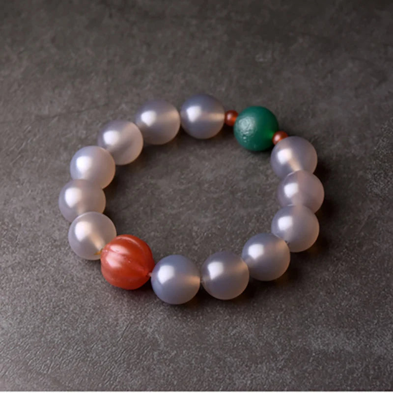 Bracelet Agate Blanche ou Grise à Perles Sculptées – Bijou Yoga et Méditation pour Femme