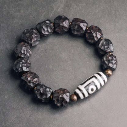 Bracelet Tibétain Ébène et Perle Dzi – Amulette de Protection en Cuivre Martelé