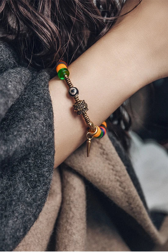 Bracelet Verre Coloré et Perle Tibétaine – Breloque en Cuivre Travaillé Main, Unisexe