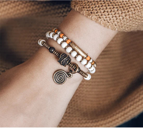 Bracelet Tibétain Multirang Os de Yak et Verre de Murano – Breloque en Laiton Martelé