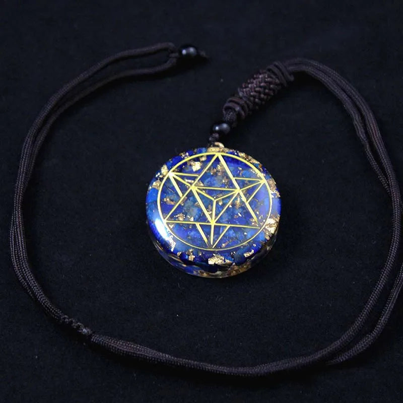 Collier orgonite spirituel avec son cordon noir ajustable présenté sur fond sombre