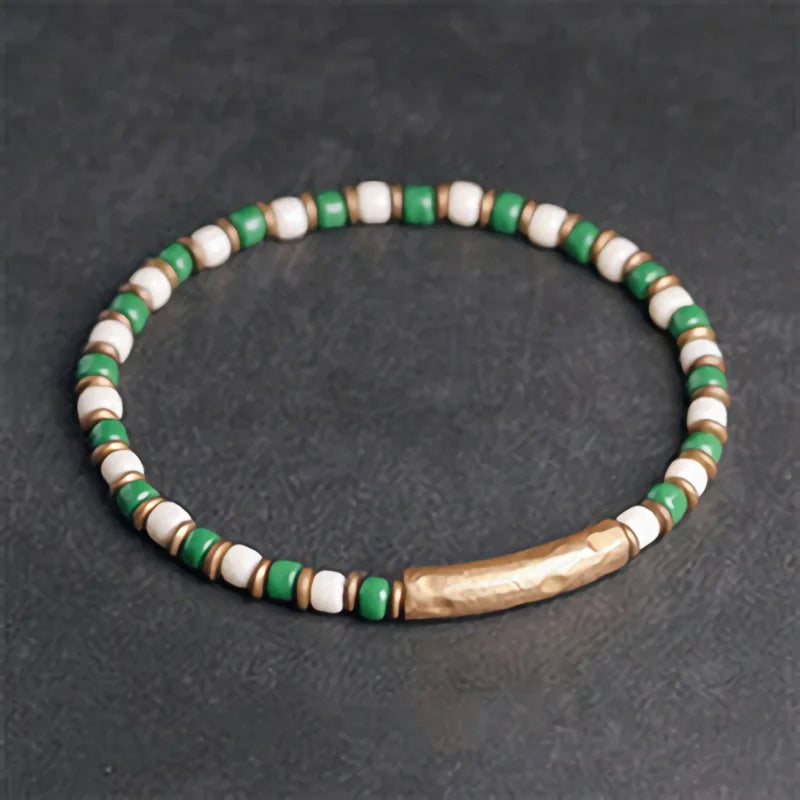 Bracelet Fin Perles de Verre à l'Ancienne et Breloque en Cuivre Martelé – Bohème Chic