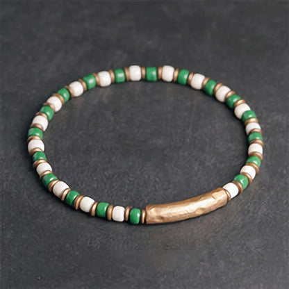 Bracelet Fin Perles de Verre à l'Ancienne et Breloque en Cuivre Martelé – Bohème Chic