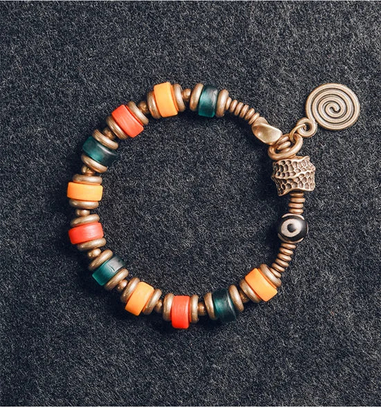 Bracelet Pierre Bleu Azur et Verre Coloré – Œil Protecteur et Breloque en Cuivre Martelé