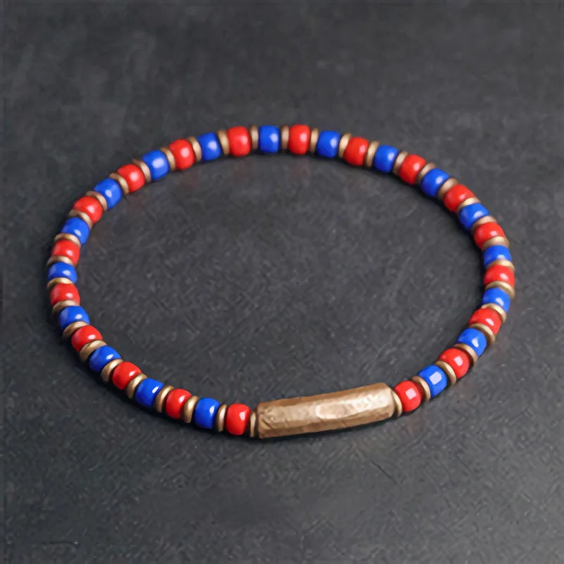 Bracelet Fin Perles de Verre à l'Ancienne et Breloque en Cuivre Martelé – Bohème Chic