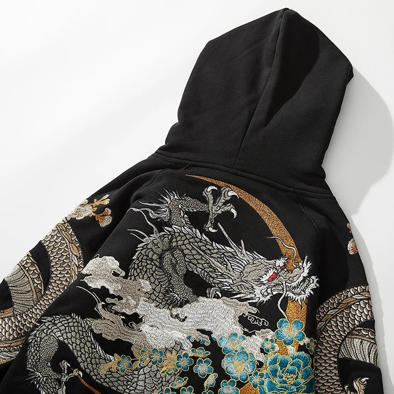 Vue arrière du sweat noir orné d'un grand dragon brodé entouré de fleurs bleues et d'un cercle doré.