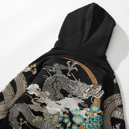 Vue arrière du sweat noir orné d'un grand dragon brodé entouré de fleurs bleues et d'un cercle doré.