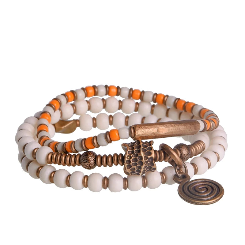Bracelet Tibétain Multirang Os de Yak et Verre de Murano – Breloque en Laiton Martelé