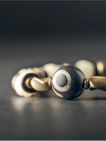 Bracelet de Prière Os Blanc Gravé et Intercalaires en Ébène – Œil Tibétain Protecteur