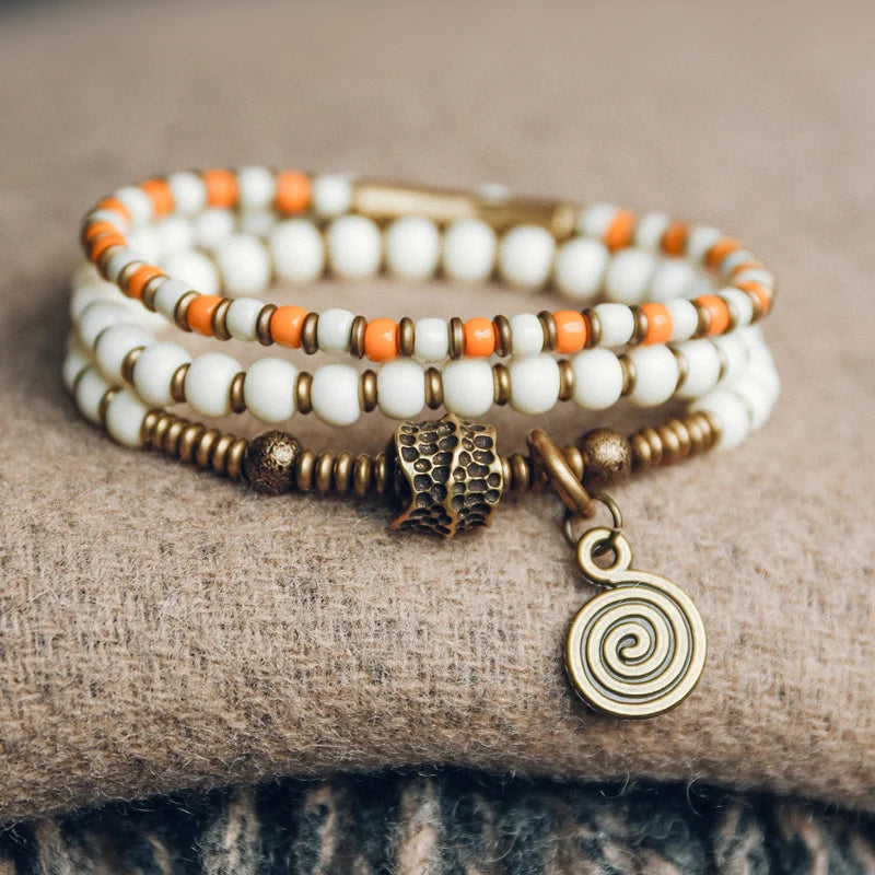 Bracelet Tibétain Multirang Os de Yak et Verre de Murano – Breloque en Laiton Martelé