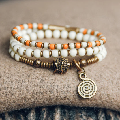 Bracelet Tibétain Multirang Os de Yak et Verre de Murano – Breloque en Laiton Martelé