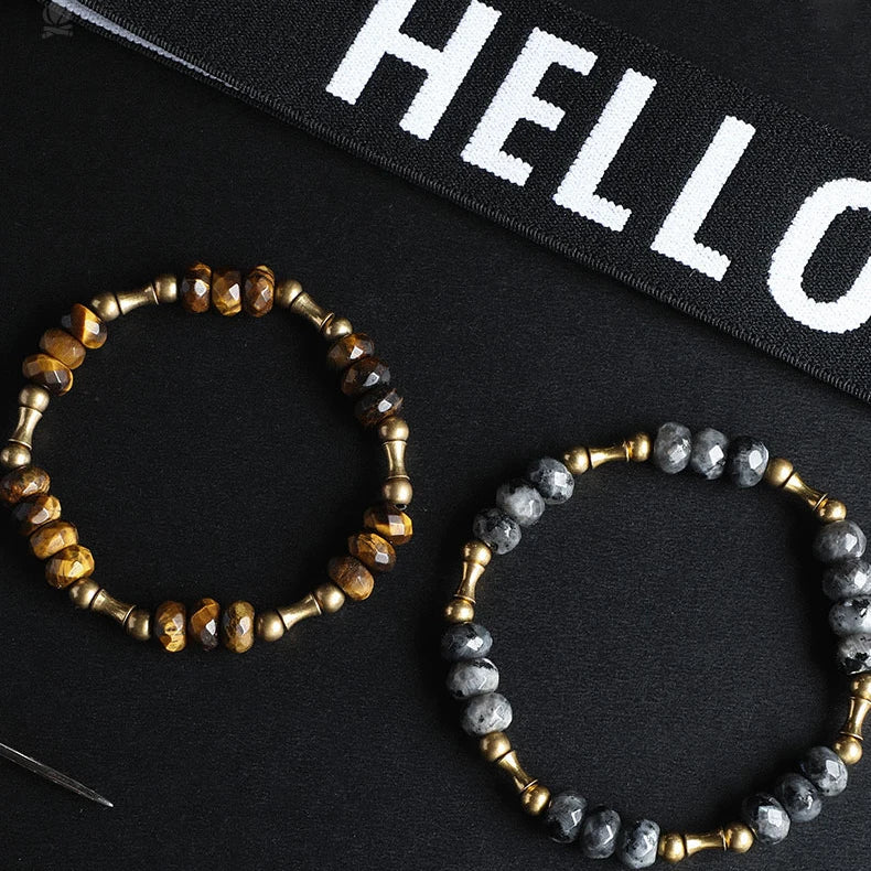 Bracelet Oeil de Tigre à Facettes ou Hornblende Noire – Breloque Bambou en Cuivre