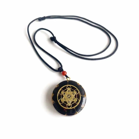 Vue d'ensemble du pendentif orgonite en quartz et résine sur son cordon noir ajustable