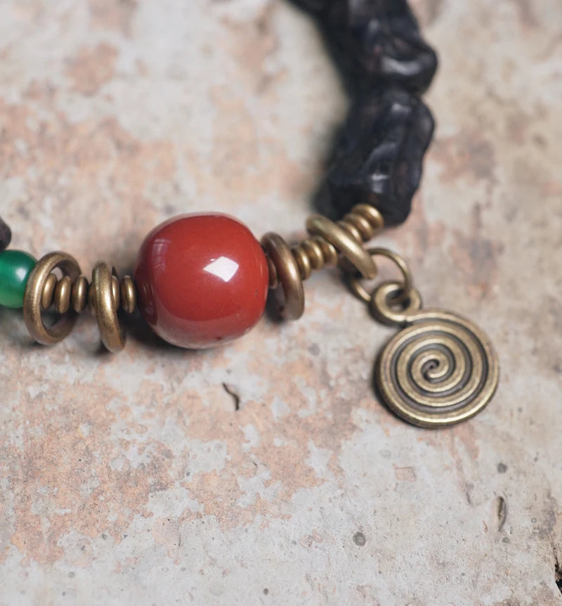 Bracelet Ébène Sculptée et Agate de Gobi – Breloque en Cuivre, Bijou de Couple