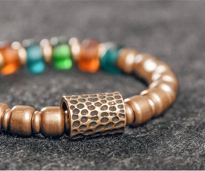 Bracelet Reiki en Verre Coloré et Breloque en Cuivre Martelé – Bohème Esprit Népal