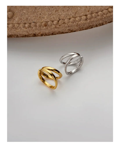 Mise en situation de la bague d'oreille double couche en argent pour un style quotidien sobre.