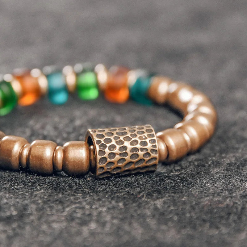 Bracelet Reiki en Verre Coloré et Breloque en Cuivre Martelé – Bohème Esprit Népal