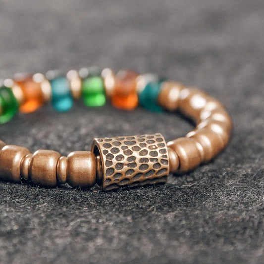 Bracelet Reiki en Verre Coloré et Breloque en Cuivre Martelé – Bohème Esprit Népal