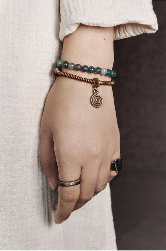 Bracelet Bohème Jade Mousse Double Rang et Breloque en Cuivre Martelé – Jusqu'au 22 cm