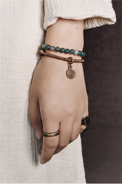 Bracelet Bohème Jade Mousse Double Rang et Breloque en Cuivre Martelé – Jusqu'au 22 cm