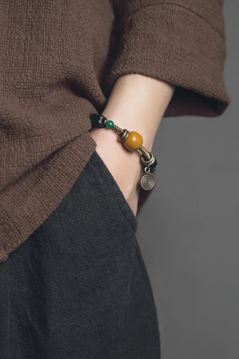 Bracelet Ébène Sculptée et Agate de Gobi – Breloque en Cuivre, Bijou de Couple
