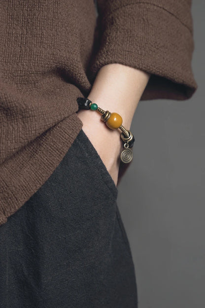 Bracelet Ébène Sculptée et Agate de Gobi – Breloque en Cuivre, Bijou de Couple