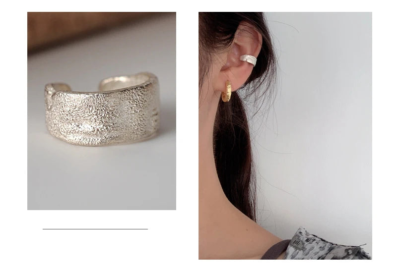Association d'une manchette dorée et d'une argentée sur l'oreille pour un style audacieux.