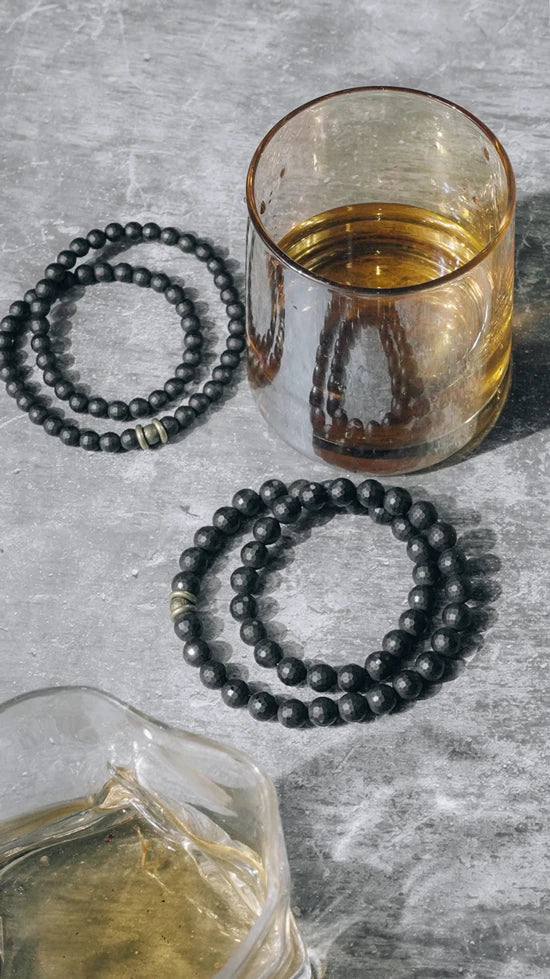 Bracelet Minimaliste Agate Noire Mate et Perles de Laiton – 6 ou 8 mm, Unisexe
