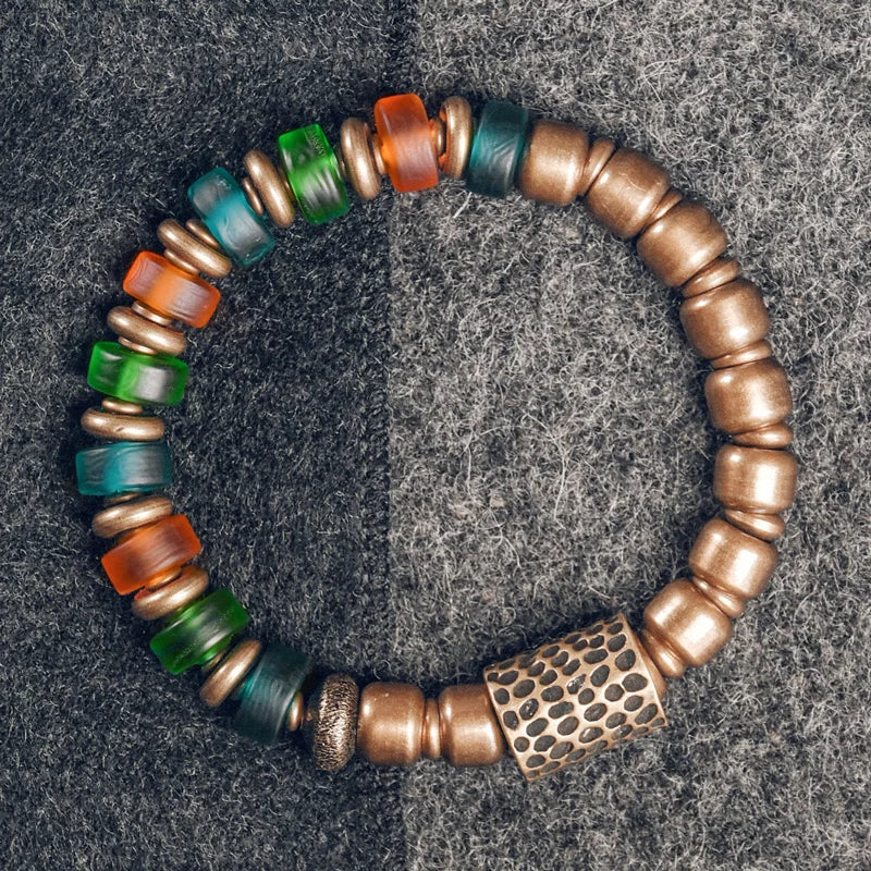 Bracelet Reiki en Verre Coloré et Breloque en Cuivre Martelé – Bohème Esprit Népal