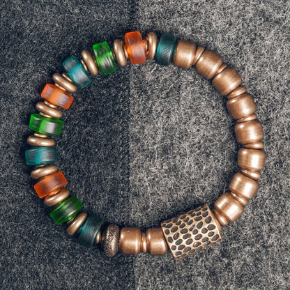 Bracelet Reiki en Verre Coloré et Breloque en Cuivre Martelé – Bohème Esprit Népal